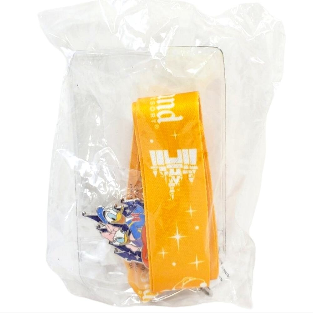 Disney Donald & Daisy Pin and Lanyards Set